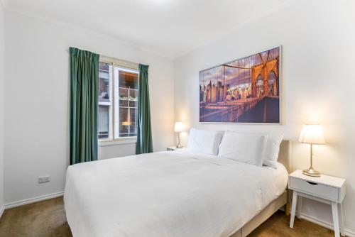 Chic 2-Bed Apartment near Albert Park & Chapel St in Prahran Chic 2-Bed Apartment near Albert Park & Chapel St in Prahran