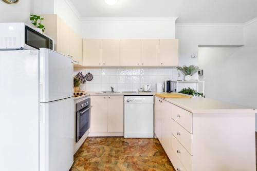 Chic 2-Bed Apartment near Albert Park & Chapel St in Prahran Chic 2-Bed Apartment near Albert Park & Chapel St in Prahran