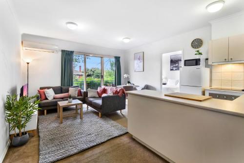 Chic 2-Bed Apartment near Albert Park & Chapel St in Prahran Chic 2-Bed Apartment near Albert Park & Chapel St in Prahran