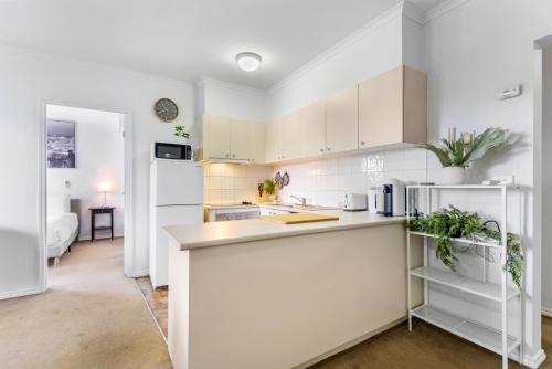 Chic 2-Bed Apartment near Albert Park & Chapel St in Prahran Chic 2-Bed Apartment near Albert Park & Chapel St in Prahran