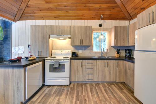 Konyha, Alison A Romantic Getaway With Private Hot Tub in Lac-Saguay (QC) Konyha, Alison A Romantic Getaway With Private Hot Tub in Lac-Saguay (QC)