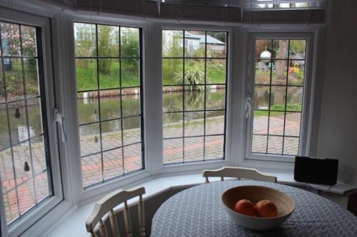 Hidden Gem Canal Facing Retreat with lovely walks in Hopwas Hidden Gem Canal Facing Retreat with lovely walks in Hopwas