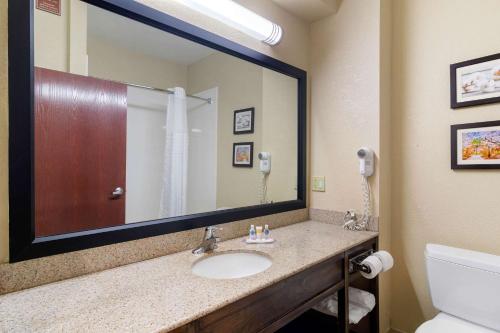Comfort Inn & Suites in Griffin (GA) Comfort Inn & Suites in Griffin (GA)