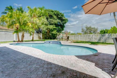 Swimmingpool, Peaceful 4BD, Den Home Oasis with a Pool Backyard and WFH space in Solopgang Swimmingpool, Peaceful 4BD, Den Home Oasis with a Pool Backyard and WFH space in Solopgang