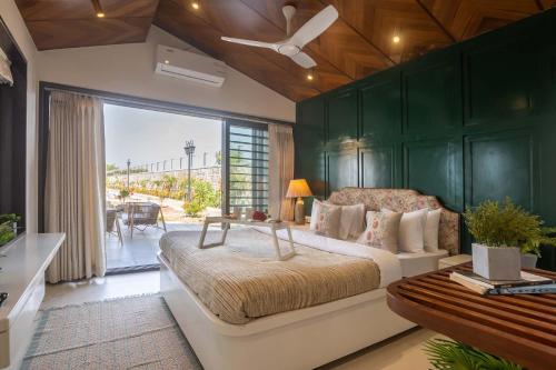 فيلا 278 متر مربع من 3 غرفة و3 حمام خاص في Wadhiware (StayVista's Le Ciel - Lakeside Retreat Amidst Farmland with Pool, Indoor Activities, Lawn, Bonfire P) in Wadhiware فيلا 278 متر مربع من 3 غرفة و3 حمام خاص في Wadhiware (StayVista's Le Ciel - Lakeside Retreat Amidst Farmland with Pool, Indoor Activities, Lawn, Bonfire P) in Wadhiware