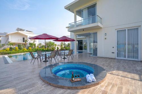 Swimming pool, StayVista at Le Blanc Escape w Outdoor Pool in Sohna Swimming pool, StayVista at Le Blanc Escape w Outdoor Pool in Sohna
