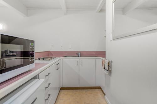 Kitchen, Capital Gateway Motor Inn in North Wellington Kitchen, Capital Gateway Motor Inn in North Wellington