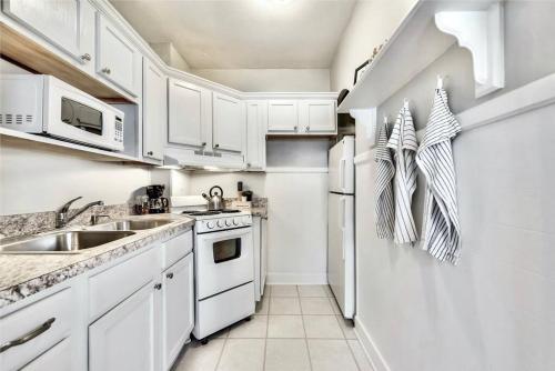 Kitchen, Natural Sabbatical 1 Bedroom Apartment in Lower Greenville Kitchen, Natural Sabbatical 1 Bedroom Apartment in Lower Greenville