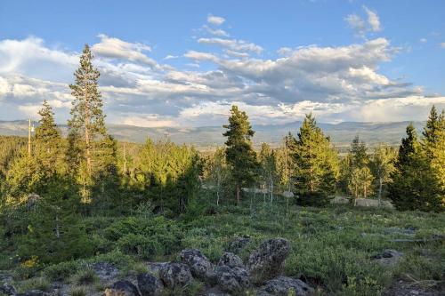 Edelweiss Winter Park Home with Hot Tub, Mtn Views in Tabernash Edelweiss Winter Park Home with Hot Tub, Mtn Views in Tabernash
