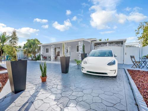 Pool Party! Villa with Heated Pool, Gym, Jacuzzi, Games & More in Miami Gardens (FL) Pool Party! Villa with Heated Pool, Gym, Jacuzzi, Games & More in Miami Gardens (FL)