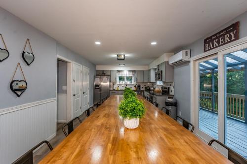 Instalaciones, Hidden Poconos Farmhouse 6 BR - Nearby Ski! Hot Tub, Game Room, Huge Deck, BBQ Grill, Firepit, Space in Easton (PA) Instalaciones, Hidden Poconos Farmhouse 6 BR - Nearby Ski! Hot Tub, Game Room, Huge Deck, BBQ Grill, Firepit, Space in Easton (PA)