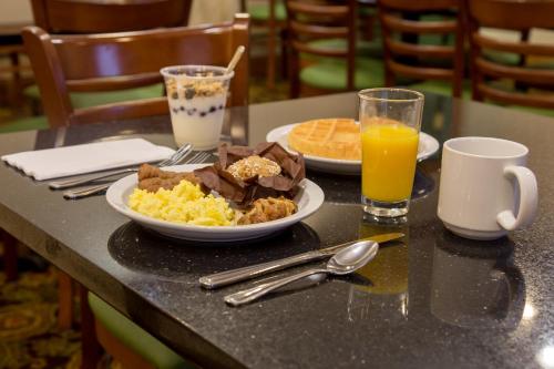 Food and beverages, Country Inn & Suites by Radisson, Macedonia, OH in Macedonia (OH) Food and beverages, Country Inn & Suites by Radisson, Macedonia, OH in Macedonia (OH)