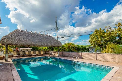 Beautiful 7-Bedroom Villa with Pool in Hialeah (FL) Beautiful 7-Bedroom Villa with Pool in Hialeah (FL)