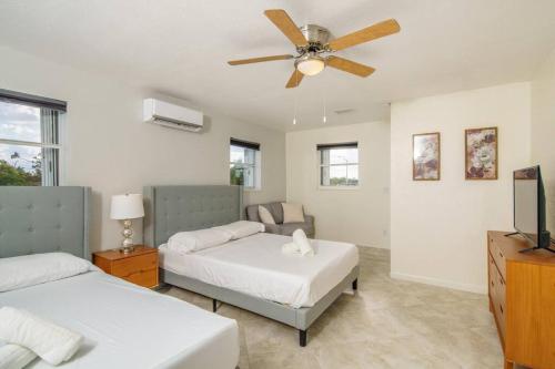 Beautiful 7-Bedroom Villa with Pool in Hialeah (Florida) Beautiful 7-Bedroom Villa with Pool in Hialeah (Florida)