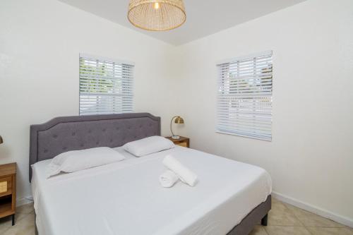 Beautiful 7-Bedroom Villa with Pool in Hialeah (FL) Beautiful 7-Bedroom Villa with Pool in Hialeah (FL)