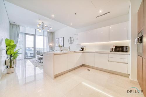 Kitchen, Serene 1BR at The Anwa By Omniyat Dubai Maritime City by Deluxe Holiday Homes in Dubai Maritime City Kitchen, Serene 1BR at The Anwa By Omniyat Dubai Maritime City by Deluxe Holiday Homes in Dubai Maritime City