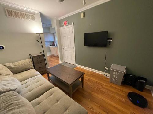 Room in Apartment - Updated Sensational Bright Relaxing Private Room Ren no01 in Lyons (IL) Room in Apartment - Updated Sensational Bright Relaxing Private Room Ren no01 in Lyons (IL)