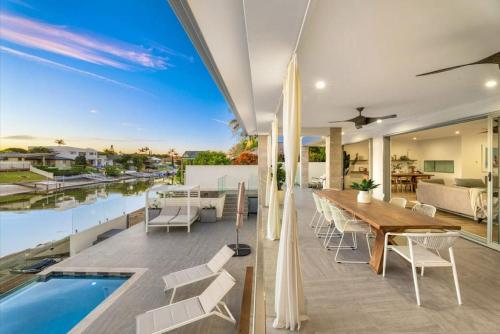 Pogled, Stunning 6brm waterfront in Bundall Pogled, Stunning 6brm waterfront in Bundall