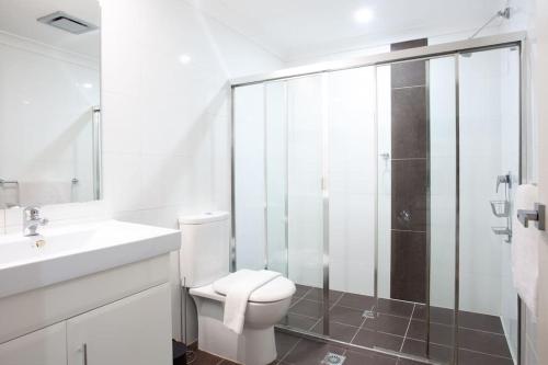 Kupaonica, Huge 3 Bed Camperdown Garden Apt w Parking Aircon in Camperdown Kupaonica, Huge 3 Bed Camperdown Garden Apt w Parking Aircon in Camperdown