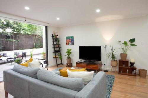 Huge 3 Bed Camperdown Garden Apt w/ Parking Aircon in Camperdown Huge 3 Bed Camperdown Garden Apt w/ Parking Aircon in Camperdown