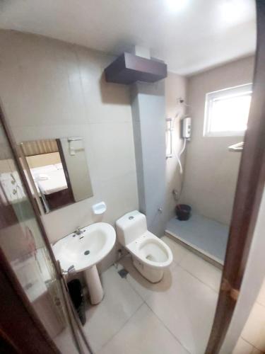 Bathroom, OYO 924 Cosmo Hotel Espana Near Ust in Sampaloc Bathroom, OYO 924 Cosmo Hotel Espana Near Ust in Sampaloc