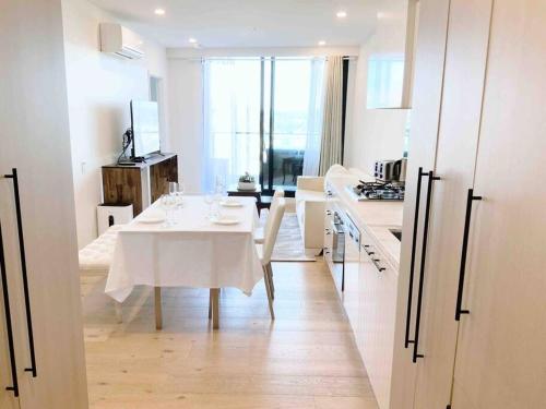 Bed, M-city Apartment - Executive Twin King Ensuites - Fully equipped - Free Parking, fast Wifi, smart TV in Clayton Bed, M-city Apartment - Executive Twin King Ensuites - Fully equipped - Free Parking, fast Wifi, smart TV in Clayton