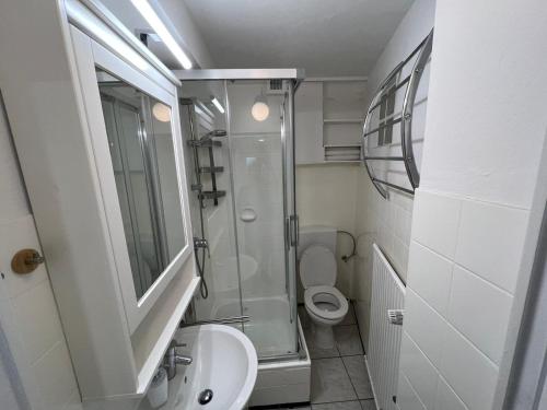 Baño, Schönes einfaches Zimmer in Oldenburg 109 (Schones einfaches Zimmer in Oldenburg 109) in Oldenburg Baño, Schönes einfaches Zimmer in Oldenburg 109 (Schones einfaches Zimmer in Oldenburg 109) in Oldenburg