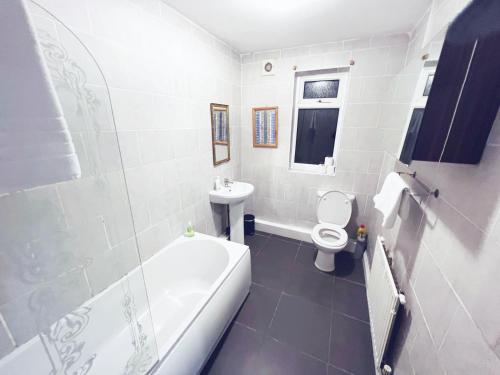 CIean and cozy quiet 3 bedroom house close to NEC and Heartland Hospital best for contractors or fam near Blakesley Hall CIean and cozy quiet 3 bedroom house close to NEC and Heartland Hospital best for contractors or fam near Blakesley Hall