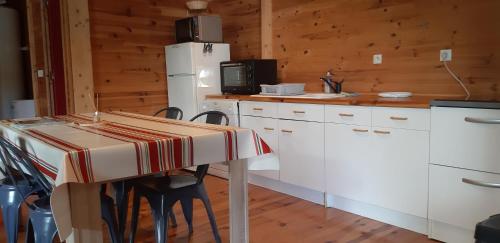 Kitchen, la cabane au fond du jardin in Arsac Kitchen, la cabane au fond du jardin in Arsac