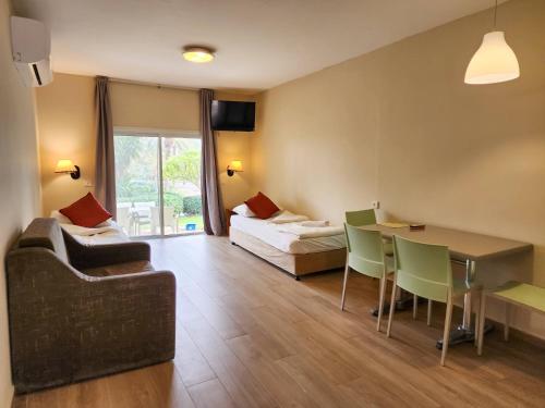 กาเลีย คิบบุตซ์ ฮอลิเดย์ วิลเลจ (Kalia Kibbutz Holiday Village) in เดดซี กาเลีย คิบบุตซ์ ฮอลิเดย์ วิลเลจ (Kalia Kibbutz Holiday Village) in เดดซี
