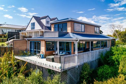 Exterior view, Sol Vista - Oneroa Holiday Home in Oneroa Exterior view, Sol Vista - Oneroa Holiday Home in Oneroa