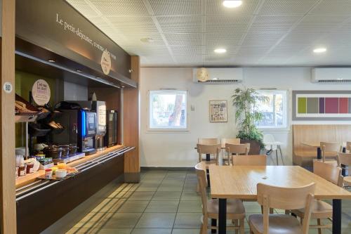 Food and beverages, B&B Hotel ORLY Chevilly-Larue in Paris-Orly Airport Food and beverages, B&B Hotel ORLY Chevilly-Larue in Paris-Orly Airport