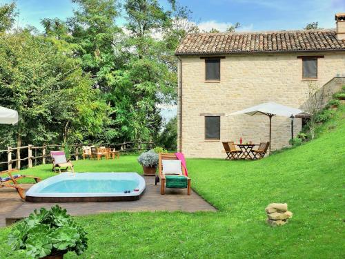 Swimming pool, Charming Villa in Monte San Martino with Swimming Pool in Penna San Giovanni Swimming pool, Charming Villa in Monte San Martino with Swimming Pool in Penna San Giovanni