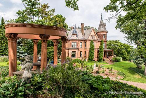 A szálláshely kívülről, Henderson Castle Inn in West Main Hill A szálláshely kívülről, Henderson Castle Inn in West Main Hill