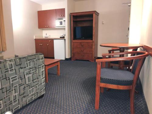 Days Inn & Suites by Wyndham Niagara Falls Centre St. By the Falls near Clifton Hill Days Inn & Suites by Wyndham Niagara Falls Centre St. By the Falls near Clifton Hill