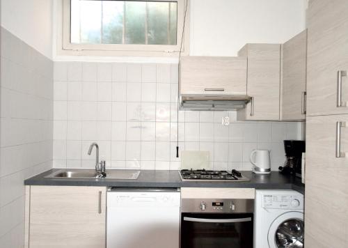 Kitchen, Pavillon Lilly in Menton Kitchen, Pavillon Lilly in Menton