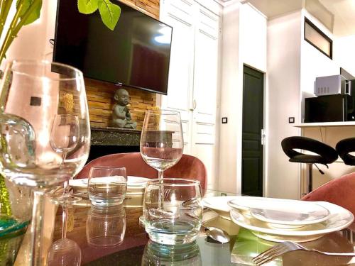 La suite romantique Jacuzzi,parking gratuit,centre in Sens La suite romantique Jacuzzi,parking gratuit,centre in Sens