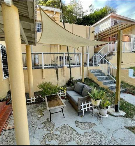 Charismatic Cornerstone Stays in Charlotte Amalie Charismatic Cornerstone Stays in Charlotte Amalie