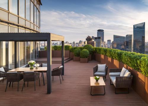 شرفة/ تراس, فندق فور سيزونز بكين (Four Seasons Hotel Beijing) in المنطقة التجارية لـ لوفتهانزا شرفة/ تراس, فندق فور سيزونز بكين (Four Seasons Hotel Beijing) in المنطقة التجارية لـ لوفتهانزا
