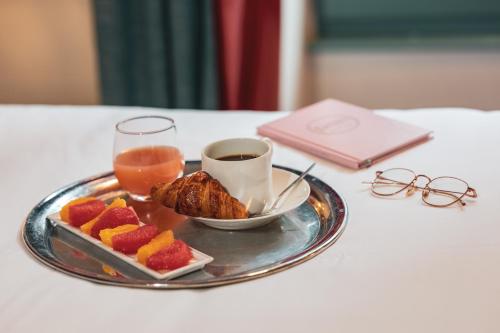 Food and beverages, Hotel Le petit Paris in Panthéon - Notre Dame Food and beverages, Hotel Le petit Paris in Panthéon - Notre Dame