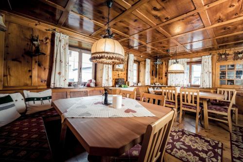 Food and beverages, Pension der Steinbock - das 300 Jahre alte Bauernhaus - TIROL in Sankt Anton am Arlberg Food and beverages, Pension der Steinbock - das 300 Jahre alte Bauernhaus - TIROL in Sankt Anton am Arlberg