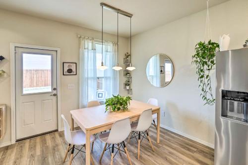 Sleek Fort Worth Home with Patio - Pets Welcome! in ฟอสซิล ครีก Sleek Fort Worth Home with Patio - Pets Welcome! in ฟอสซิล ครีก