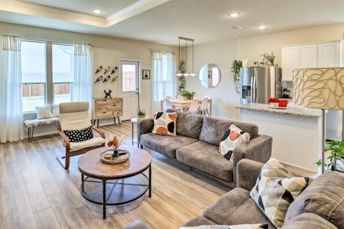 Sleek Fort Worth Home with Patio - Pets Welcome! in ฟอสซิล ครีก Sleek Fort Worth Home with Patio - Pets Welcome! in ฟอสซิล ครีก