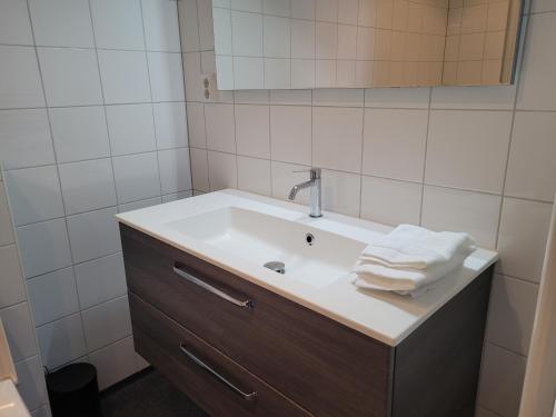 Bathroom, L'appel Studio near Amsterdam in Warder Bathroom, L'appel Studio near Amsterdam in Warder