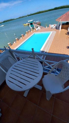 Fisherman's Inn Hotel on the Luminous Lagoon in ฟอลเมาท์ Fisherman's Inn Hotel on the Luminous Lagoon in ฟอลเมาท์