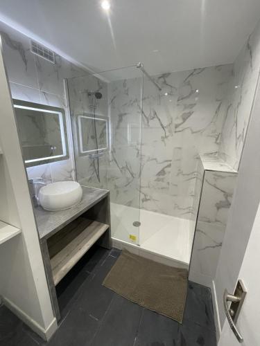 Bathroom, Appartement spacieux et lumineux a Sarcelles in Sarcelles Bathroom, Appartement spacieux et lumineux a Sarcelles in Sarcelles