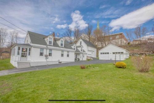 Cute 6-Bedroom Getaway in the heart of Littleton in Littleton (NH) Cute 6-Bedroom Getaway in the heart of Littleton in Littleton (NH)