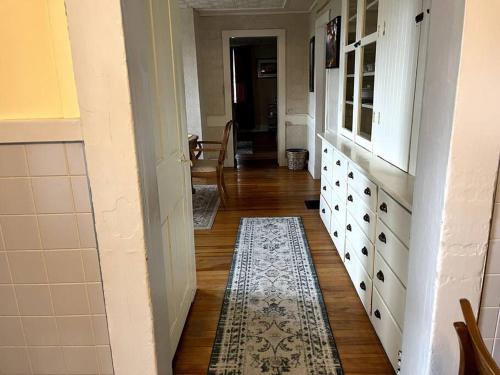 Cute 6-Bedroom Getaway in the heart of Littleton in Littleton (NH) Cute 6-Bedroom Getaway in the heart of Littleton in Littleton (NH)