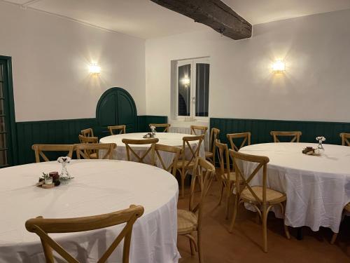 Banquet hall, Gite Les 27 in Saint Denis Le Ferment Banquet hall, Gite Les 27 in Saint Denis Le Ferment