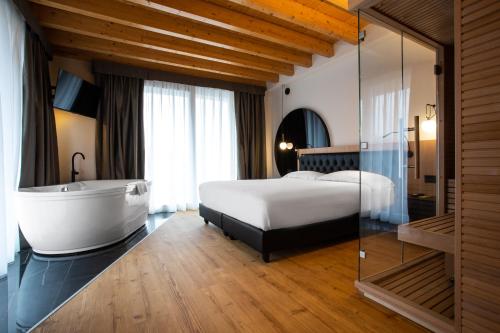 Guestroom, Master Hotel in Brescia Guestroom, Master Hotel in Brescia